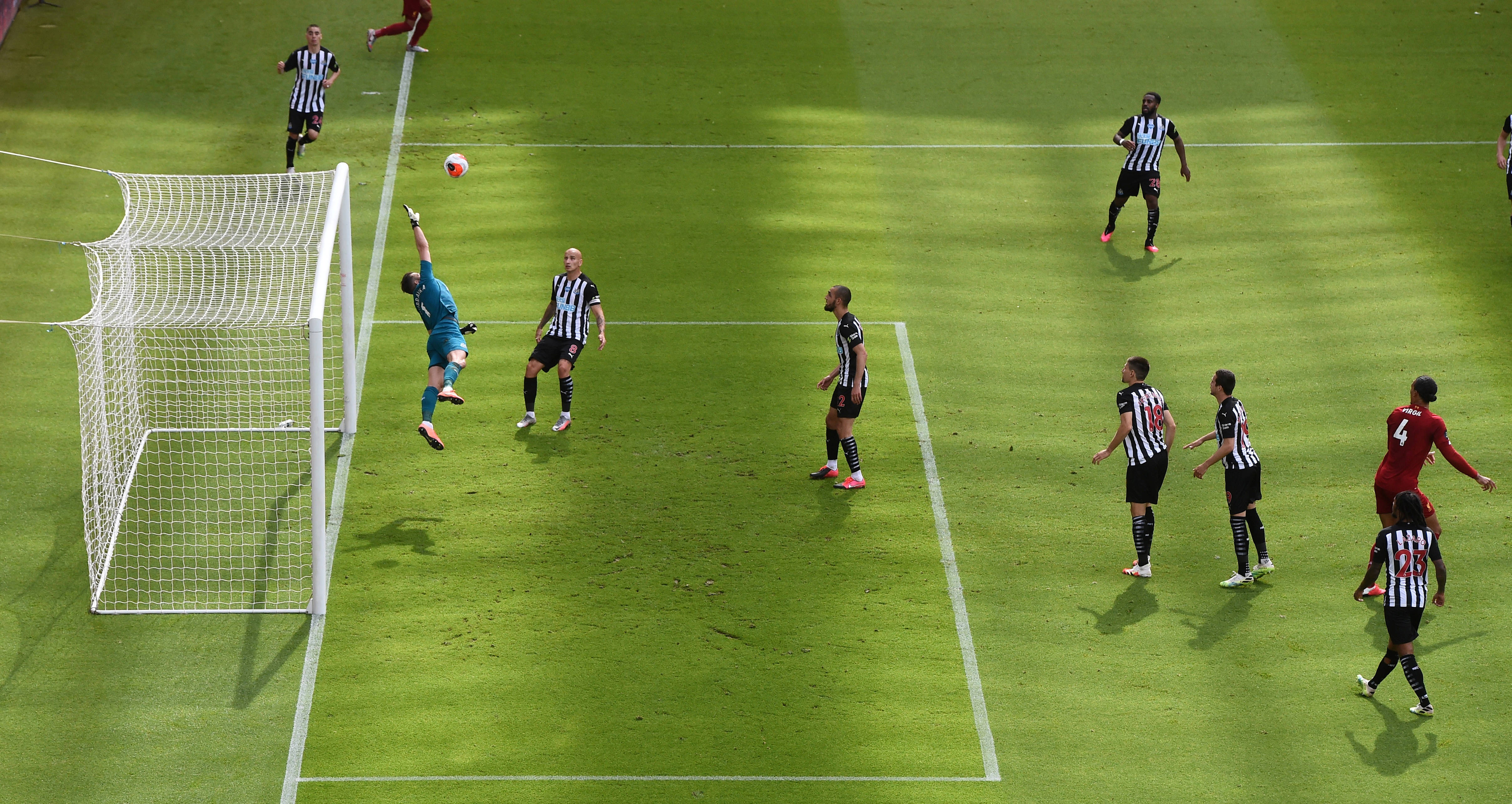 包含足坛一角：世界级球员展现技艺，场面激烈的词条